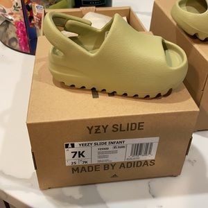 Authentic Kids yeezy slide Resin size boy or girl